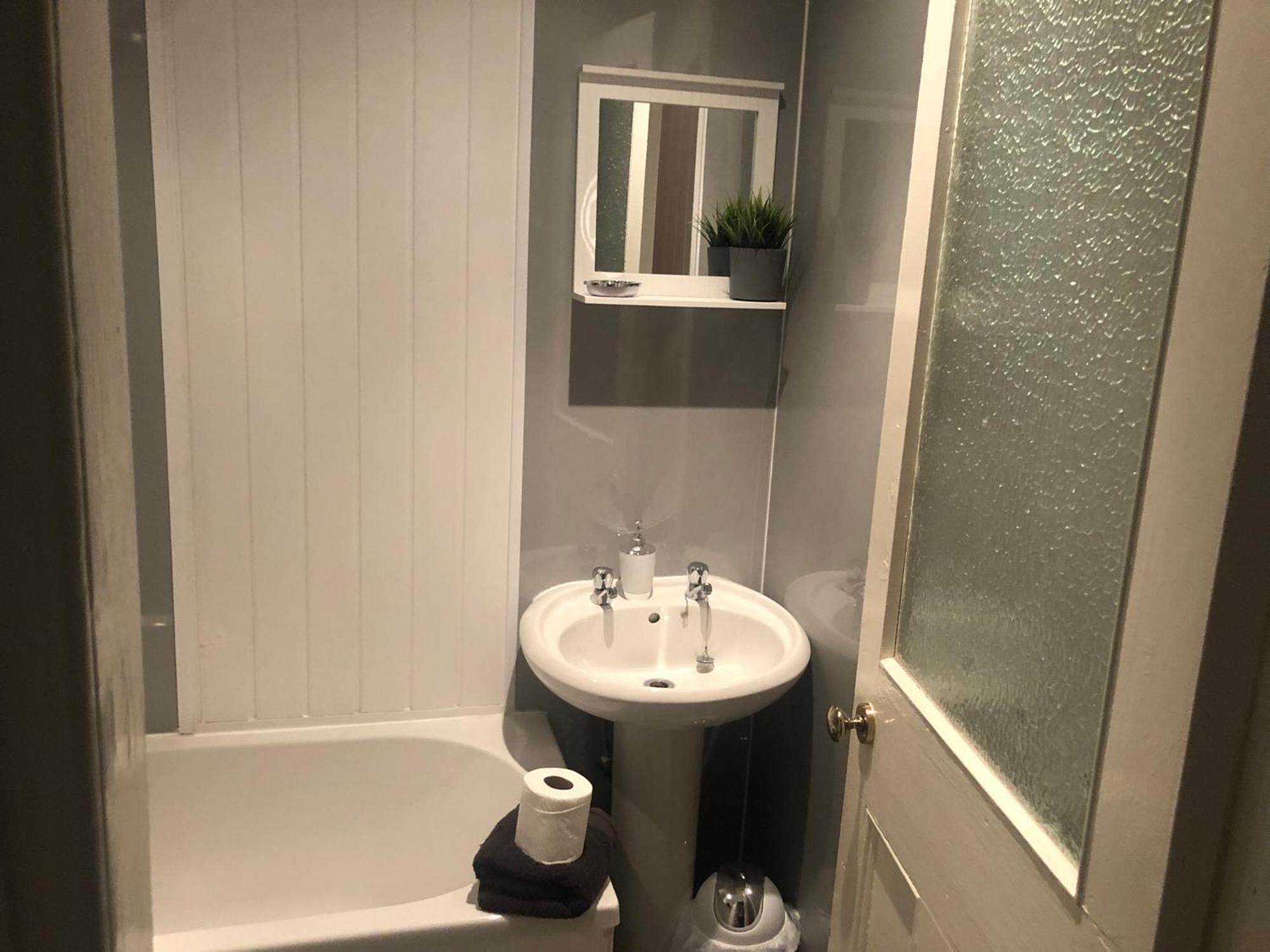 Captivating 2-Bed Apartment In Isle Of Bute ロスシー エクステリア 写真